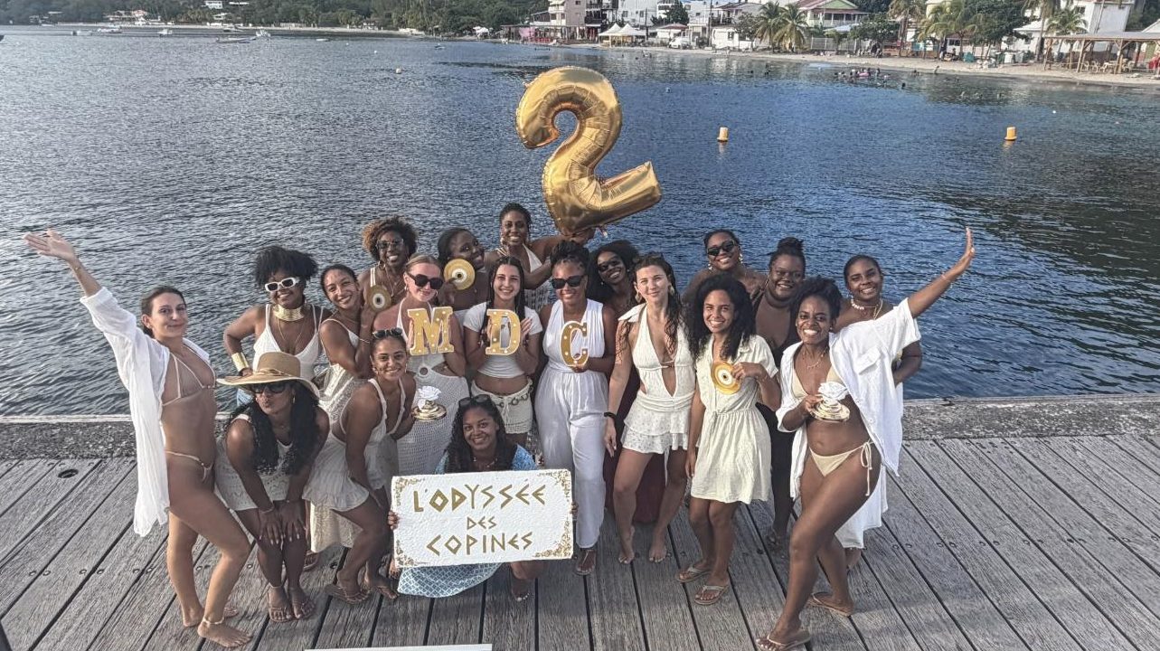Les copines réunies sur le ponton pour L’Odyssée des Copines