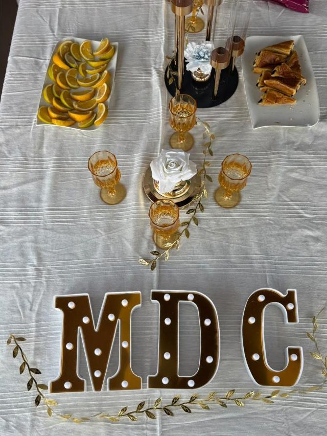Table décorée aux couleurs du Mardi des Copines pour L’Odyssée des Copines